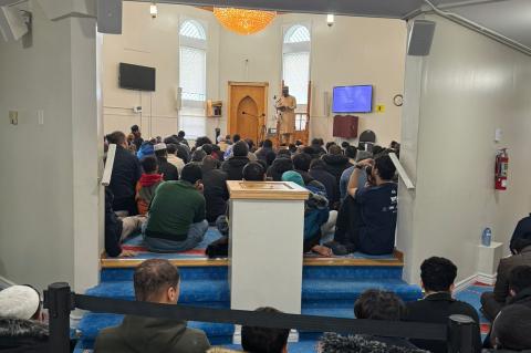 CrowdedMosque1